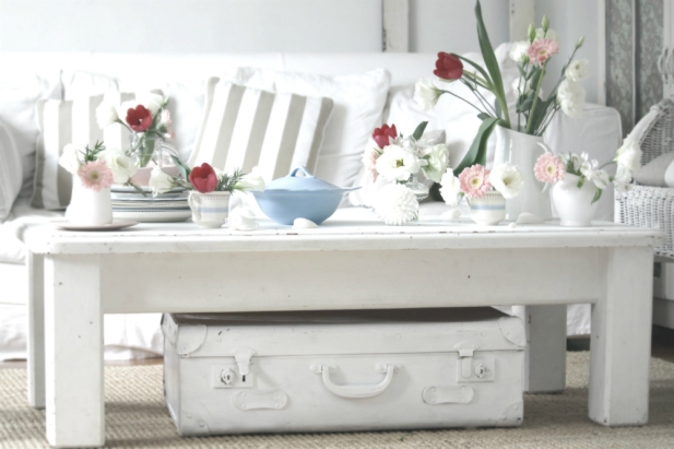 139215-vintage-white-coffee-table-suitcase-with-floral-collectionjpeg